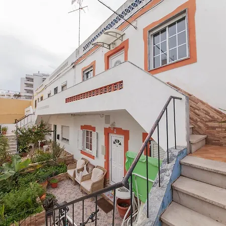 B24 - Central Hideaway Gem Apartment