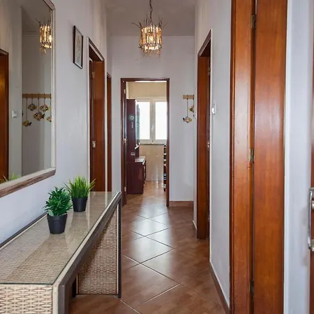 B24 - Central Hideaway Gem Apartment